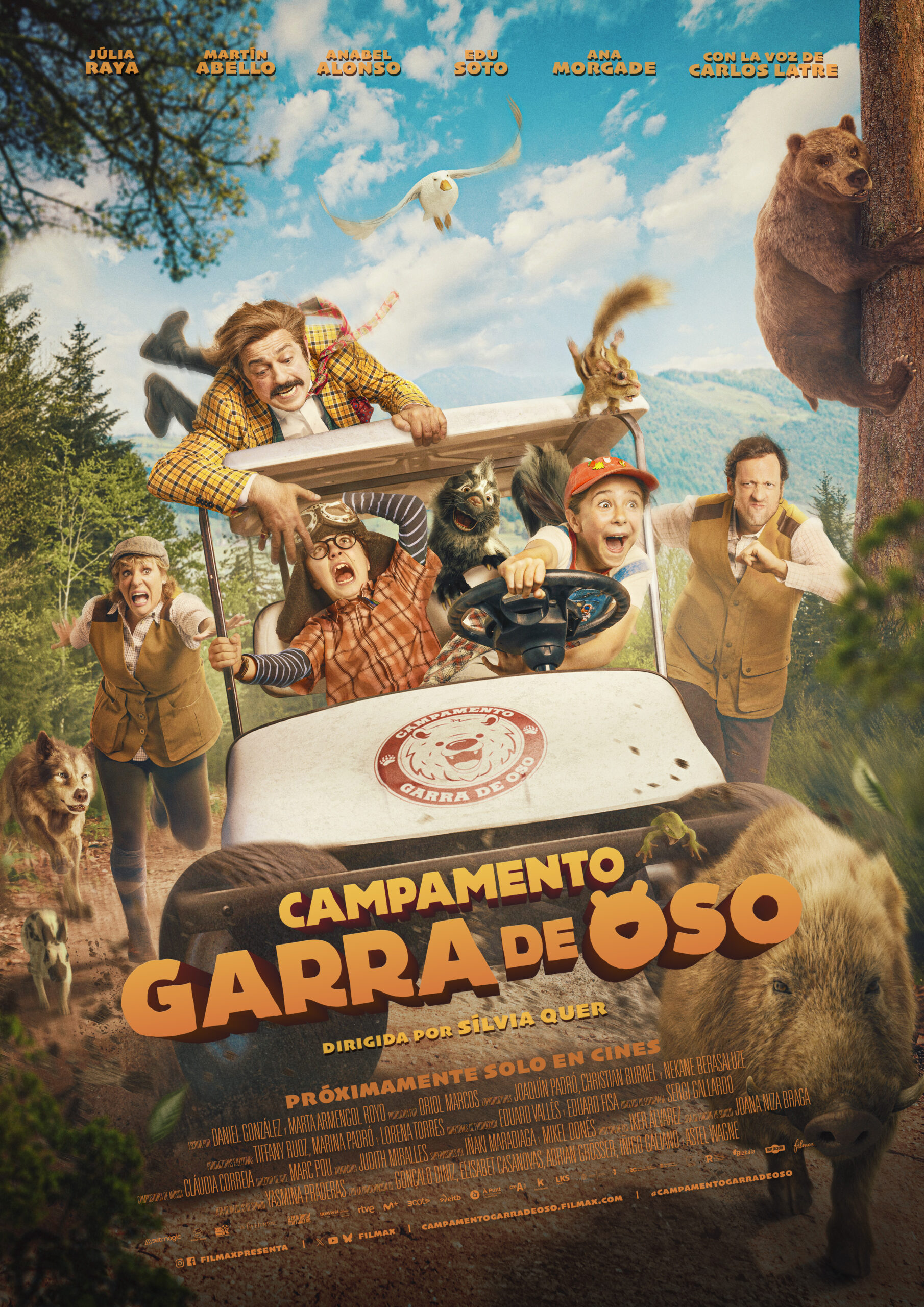 Cartel promocional de la película infantil Campamento Garra de Oso (2025), con los personajes principales en un carrito de golf, rodeados de animales del bosque. Aparece el logo de la película y la frase "con la voz de Carlos Latre como Fritz".