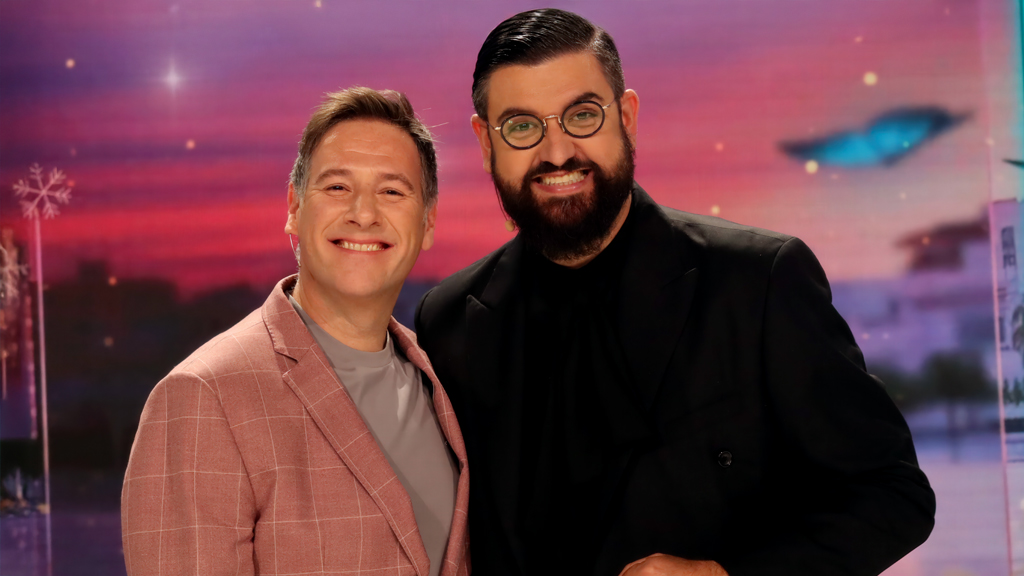 Carlos Latre junto al presentador del programa No dejes de soñar durante la grabación de su entrevista en Canal Sur.