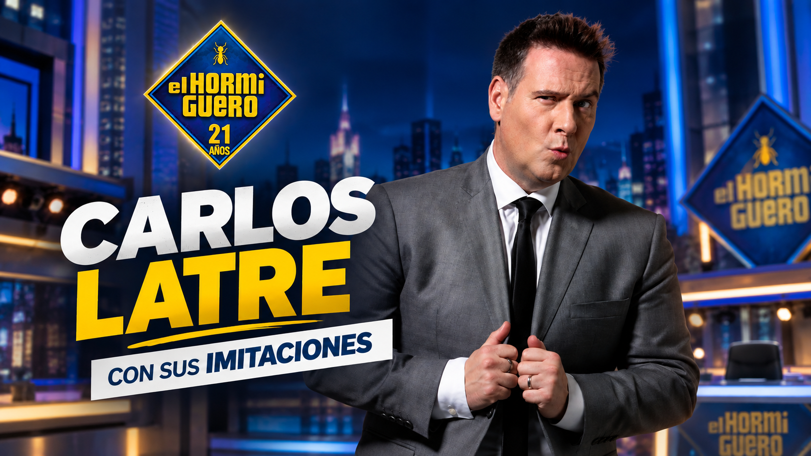 Carlos Latre con traje gris en una imagen promocional de El Hormiguero. El diseño anuncia su participación en el programa con su sección de imitaciones.